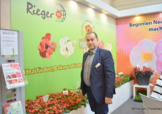 Matthias Rohde of Rieger Begonien, presenting their new programm named Hot Milli, a very good, drought resistant collection.  They presented it for second year. “You can plant it on full sun, very interesting.”